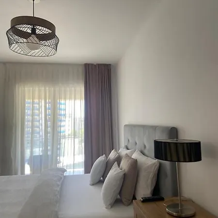 Dora City Apartament アパート *